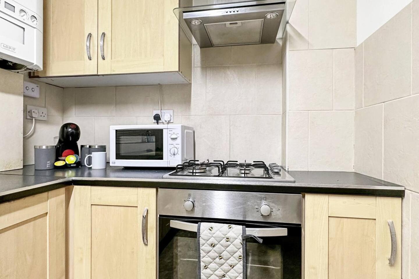 3 Bed Home In Tonypandy With Balcony View Room Llwynypia ภายนอก รูปภาพ