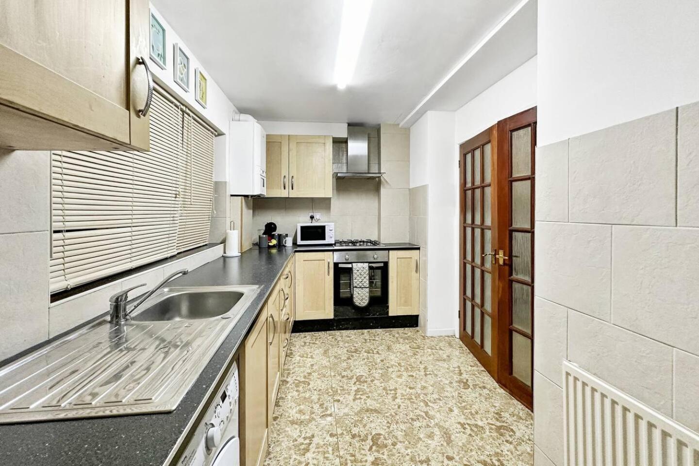 3 Bed Home In Tonypandy With Balcony View Room Llwynypia ภายนอก รูปภาพ