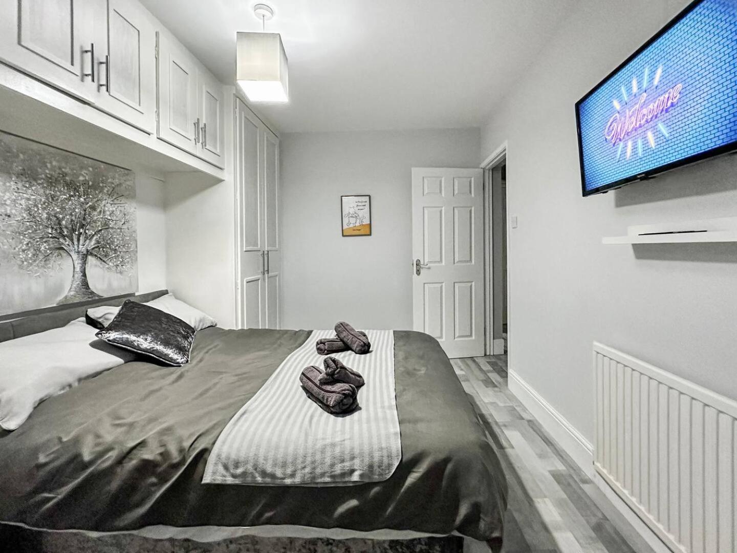 3 Bed Home In Tonypandy With Balcony View Room Llwynypia ภายนอก รูปภาพ