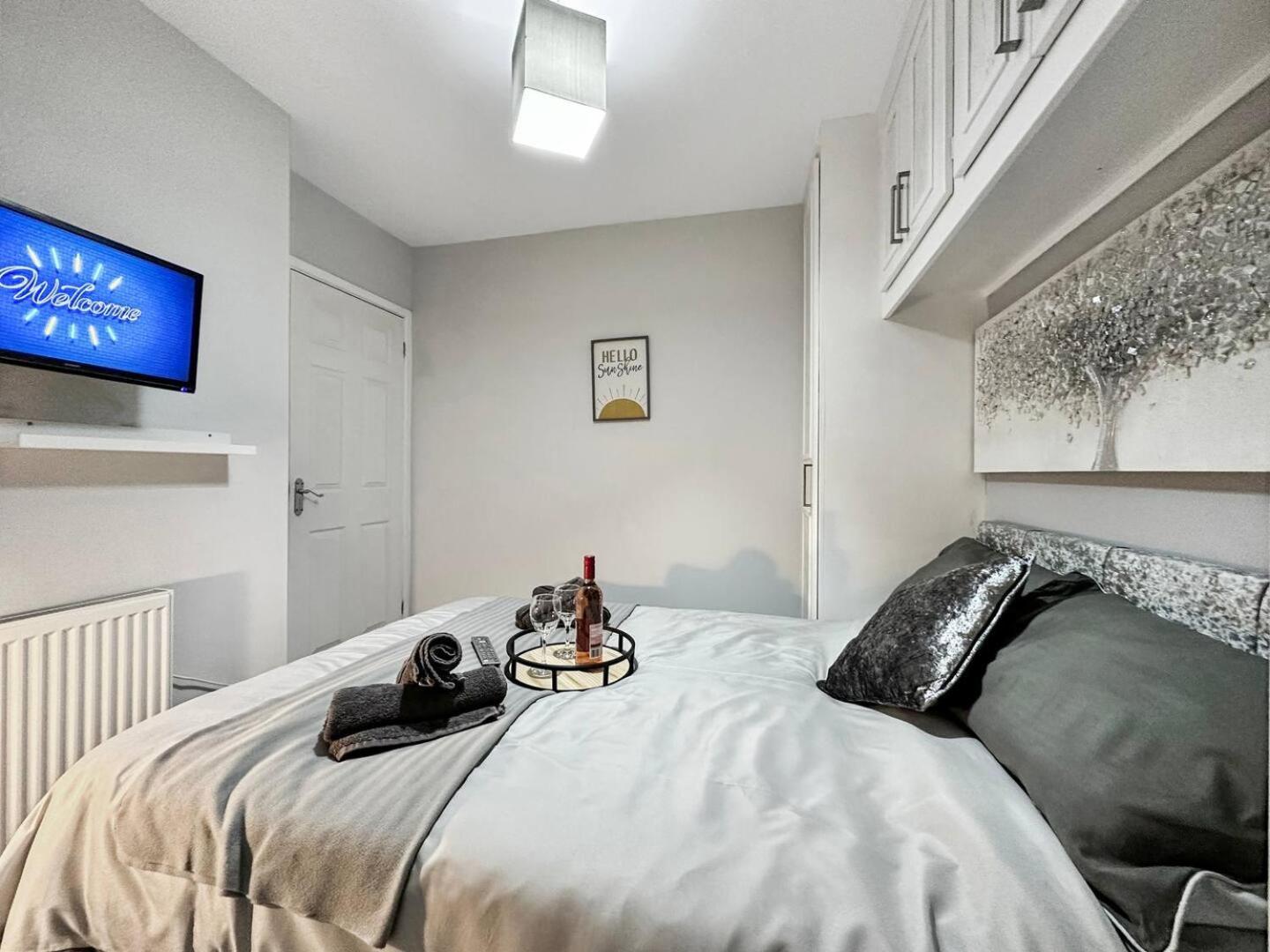 3 Bed Home In Tonypandy With Balcony View Room Llwynypia ภายนอก รูปภาพ
