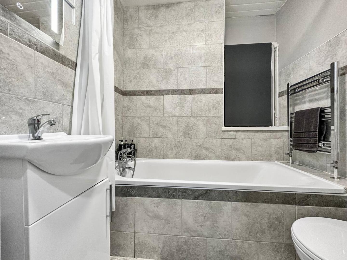3 Bed Home In Tonypandy With Balcony View Room Llwynypia ภายนอก รูปภาพ