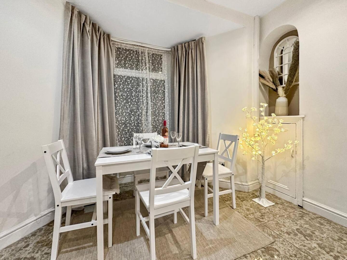 3 Bed Home In Tonypandy With Balcony View Room Llwynypia ภายนอก รูปภาพ