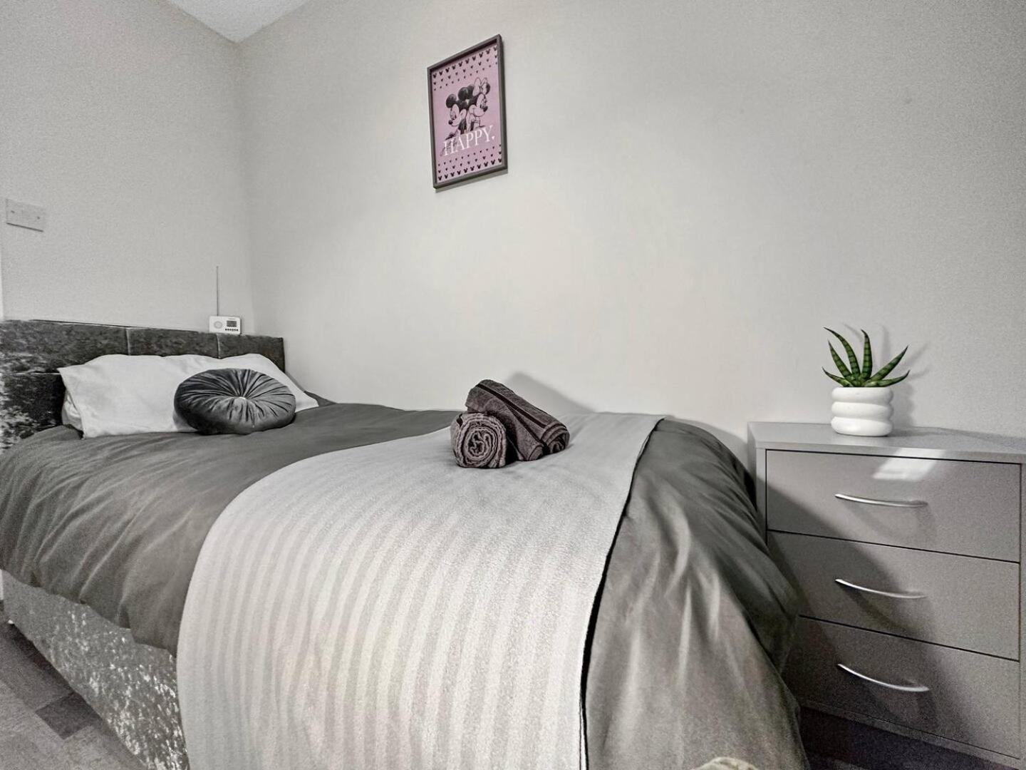 3 Bed Home In Tonypandy With Balcony View Room Llwynypia ภายนอก รูปภาพ