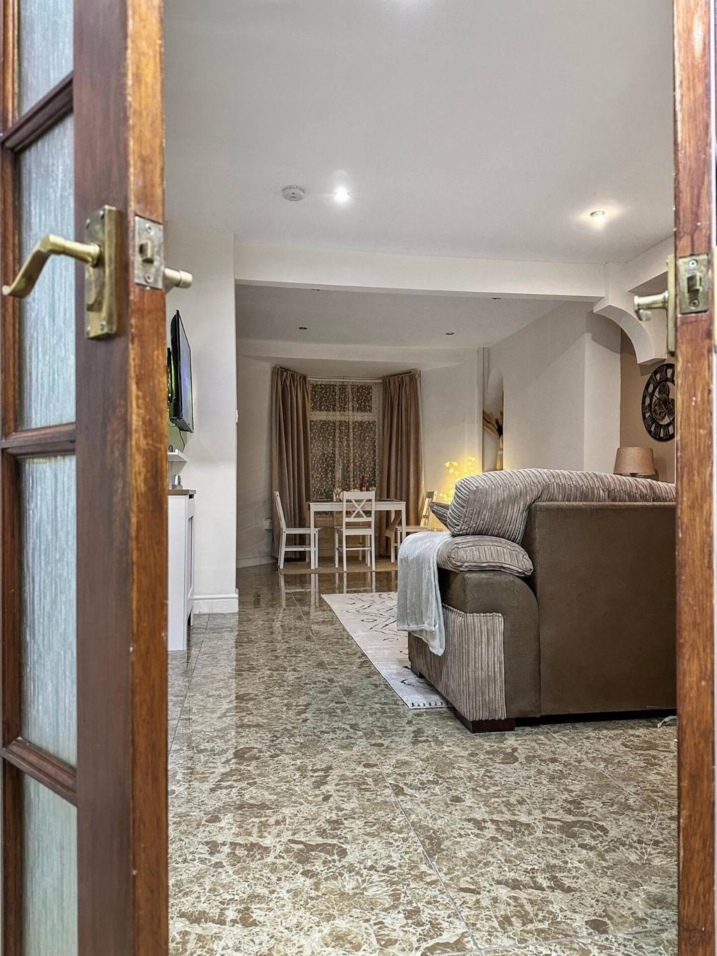 3 Bed Home In Tonypandy With Balcony View Room Llwynypia ภายนอก รูปภาพ