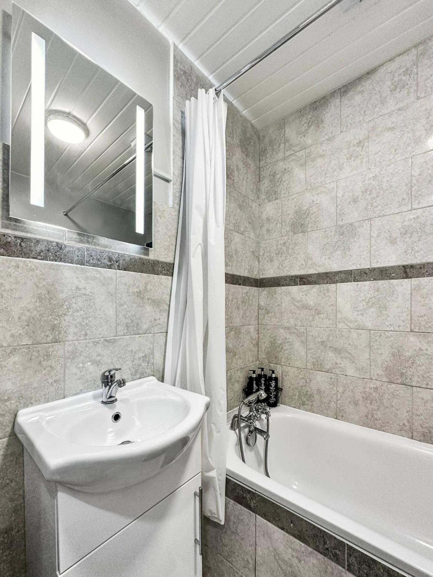 3 Bed Home In Tonypandy With Balcony View Room Llwynypia ภายนอก รูปภาพ