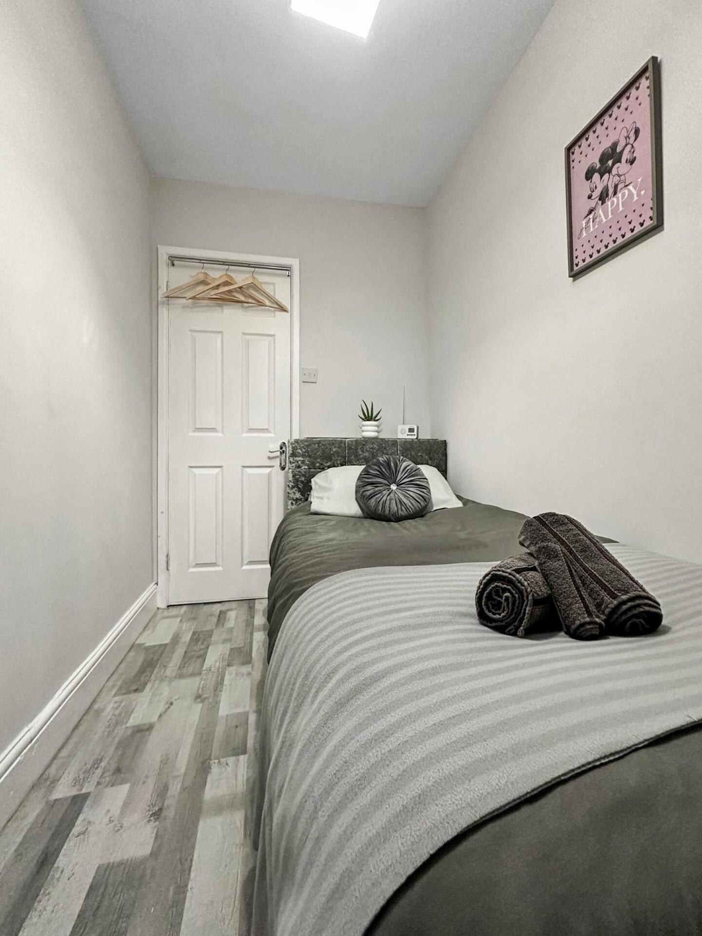 3 Bed Home In Tonypandy With Balcony View Room Llwynypia ภายนอก รูปภาพ