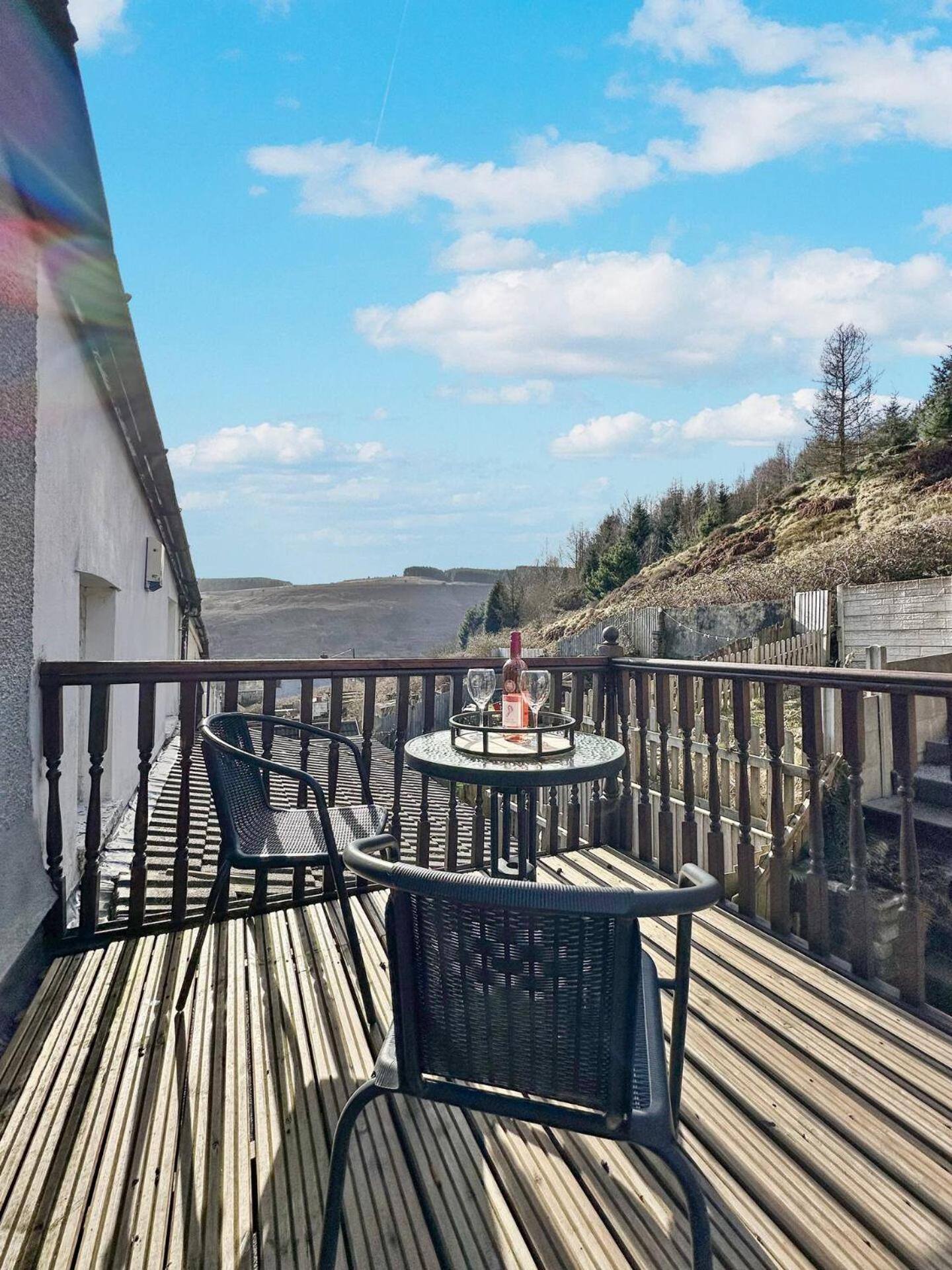 3 Bed Home In Tonypandy With Balcony View Room Llwynypia ภายนอก รูปภาพ