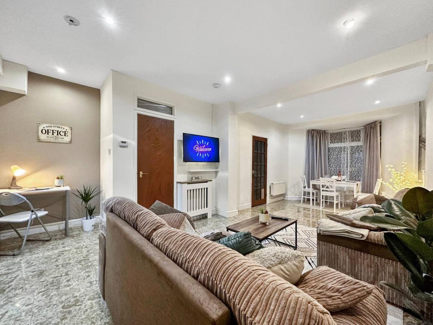 3 Bed Home In Tonypandy With Balcony View Room Llwynypia ภายนอก รูปภาพ